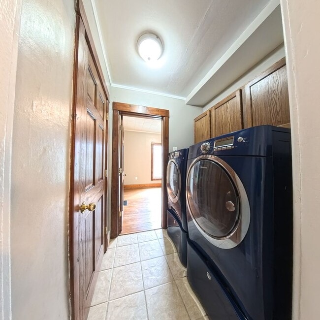 Building Photo - Spacious 5 bedroom 2 Bath Home