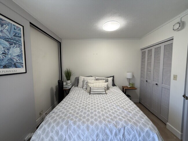 Building Photo - Fully Furnished 2BD/1BA w/ Diamond Head View – Renovated, Parking, In-Unit W/D