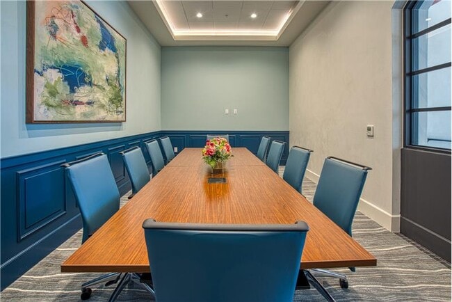 Building Photo - 702 E 11th St