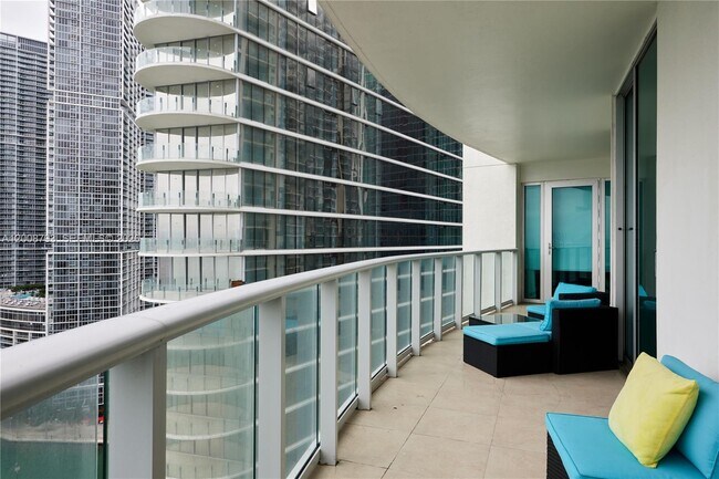 Building Photo - 300 S Biscayne Blvd