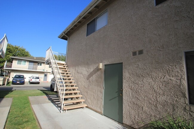Building Photo - 2596 Sextant Ave