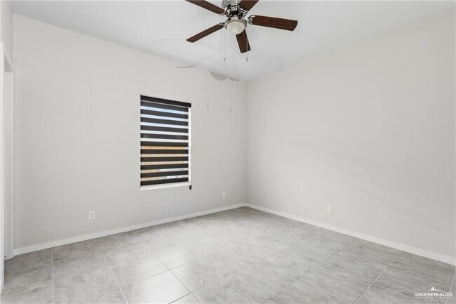 Building Photo - 402 N Alexandrite Ave