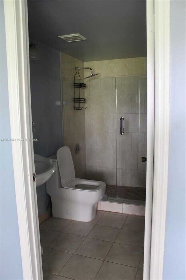 Building Photo - 10420 SW 158th Ct