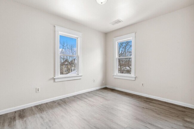 Building Photo - 2 Bedroom Townhouse Apartment- SECTION 8 F...