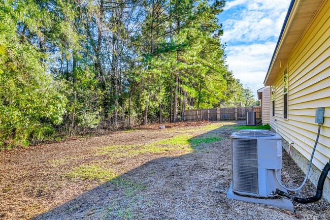 Building Photo - 525 Rushing St