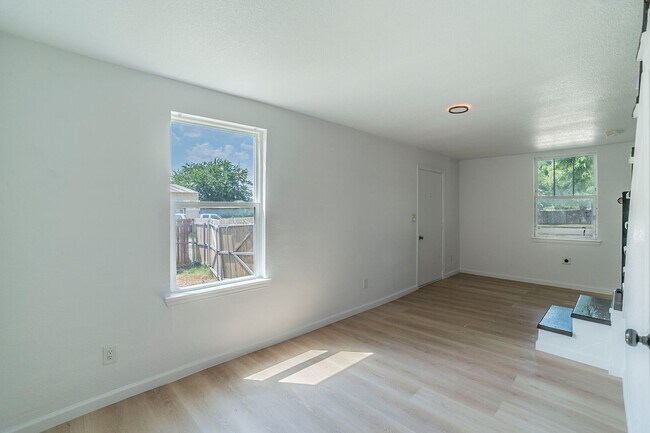 Building Photo - ? Newly Renovated Home in Arlington! ?