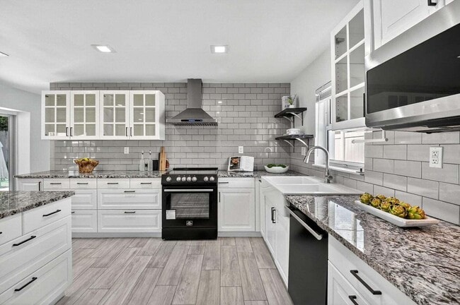 Building Photo - 714 SW 25th Ave