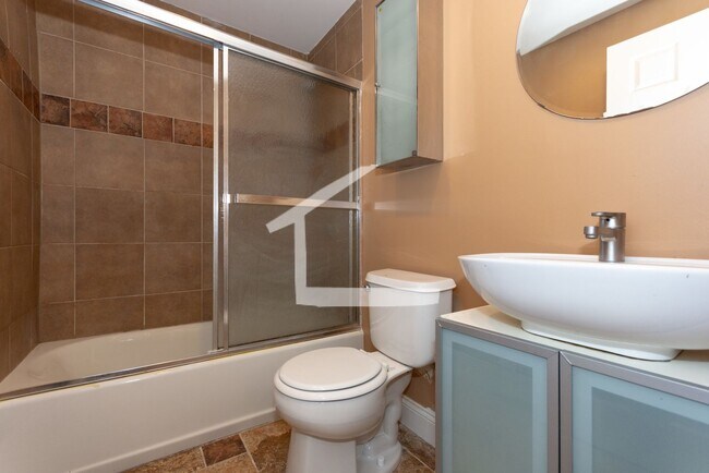 Building Photo - Nicely renovated pet friendly unit for 9/1.