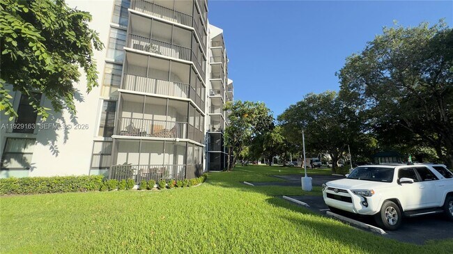 Building Photo - 3401 N Country Club Dr