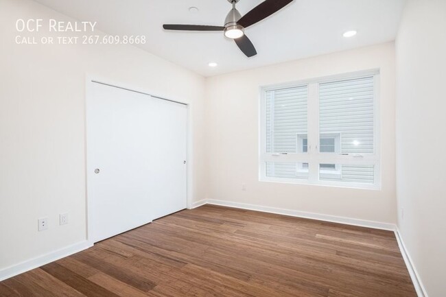 Building Photo - Large Modern Queen Village Three Bedroom /...