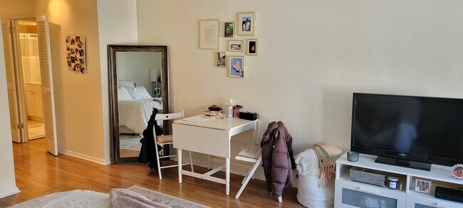 Building Photo - 21 W Goethe St