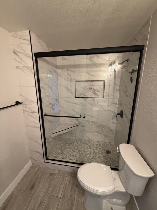 newly remodeled 2nd bathroom - 231 W Horizon Ridge Pky
