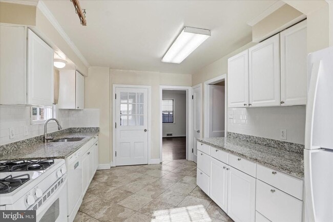 Building Photo - 904 N Ivy St