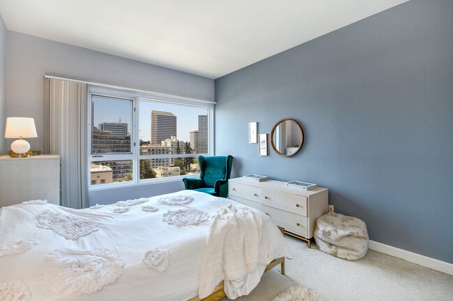 Building Photo - 1 Lakeside Dr