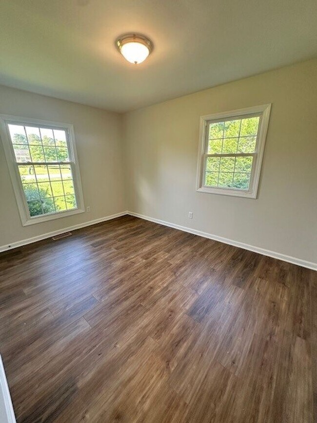 Building Photo - Centrally Located House