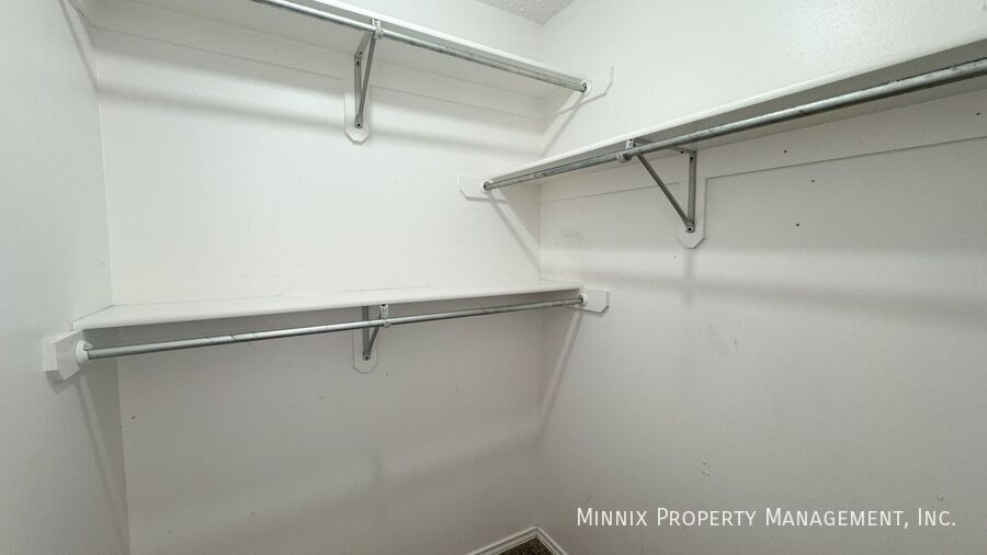 Building Photo - 525 N Iola Ave