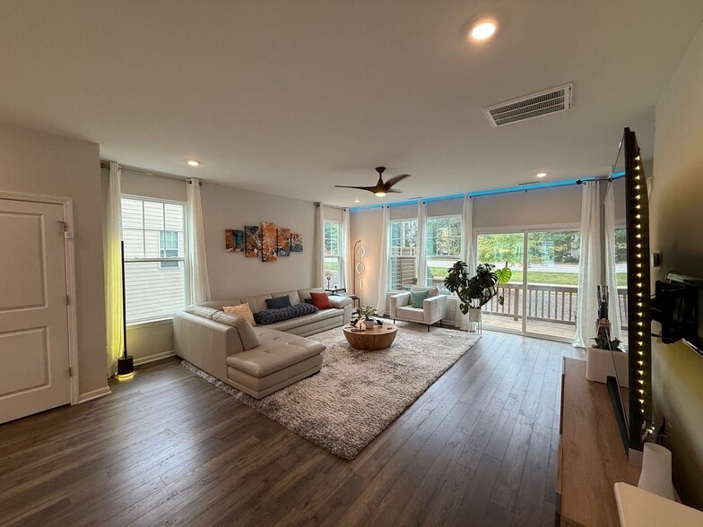 Building Photo - 1228 Commack Dr