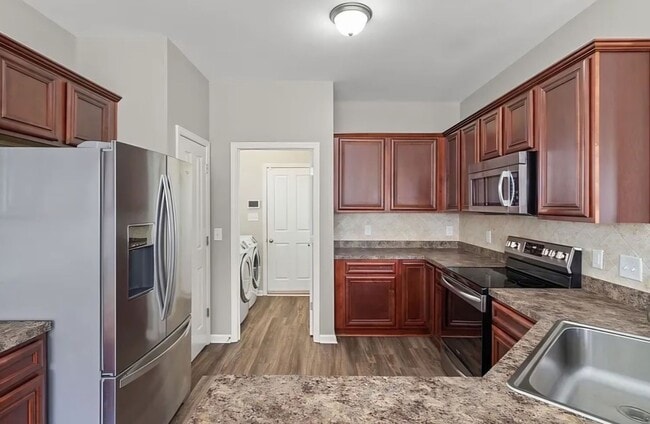 Building Photo - 3 Bedrooms Plus a Bonus in Carolina Plantations!