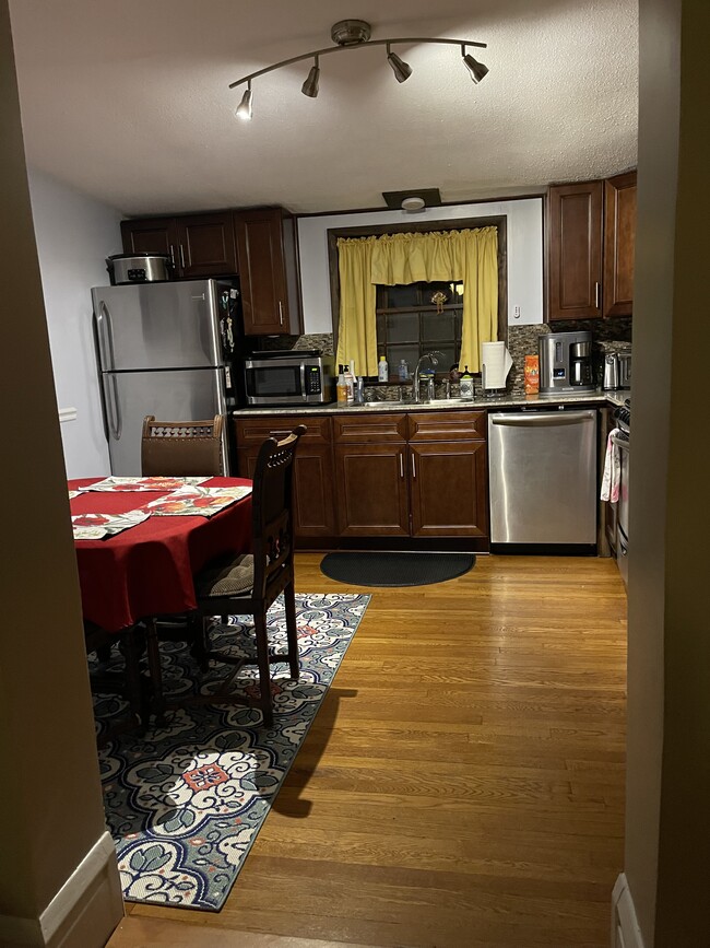 Building Photo - 450 Lake Shore Dr W