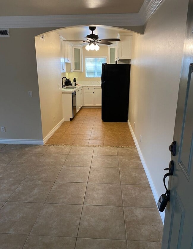 Building Photo - Lower Level 1 Bedroom Condo in Oceanside. Available Now!
