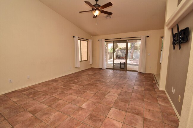 Building Photo - Bright & Open SE Tucson 3 Bed 2 Bath with ...