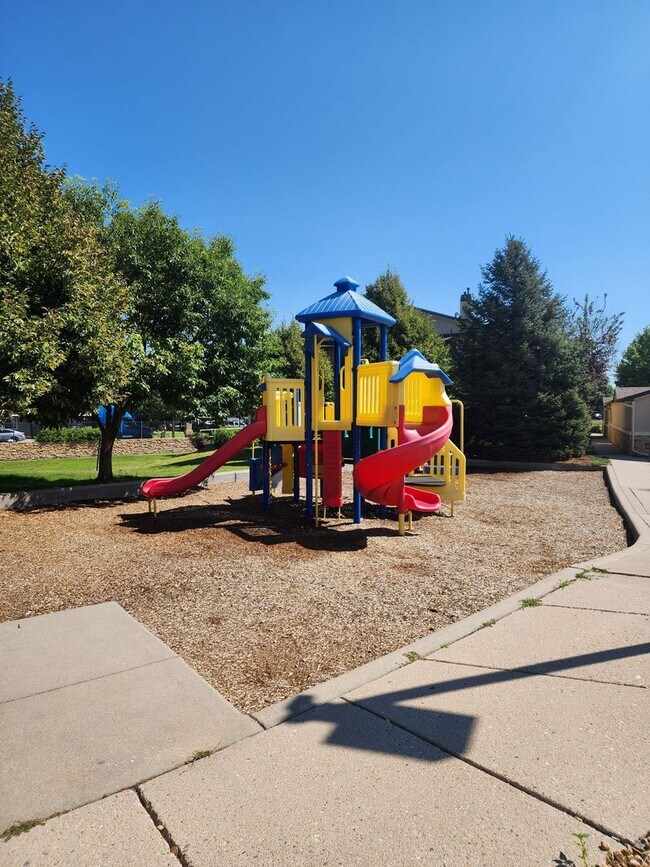 Building Photo - Long Realty & Property Management - 3 Bedroom Condo in Gated Community with Amenities