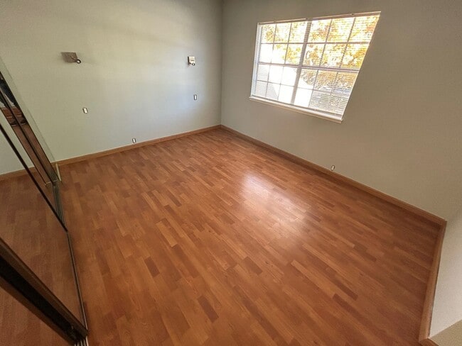 Building Photo - SPACIOUS 2 BEDROOM TOWNHOME IN LAS VEGAS COUNTRY CLUB