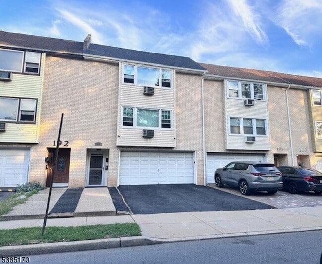 Building Photo - 190 Park St