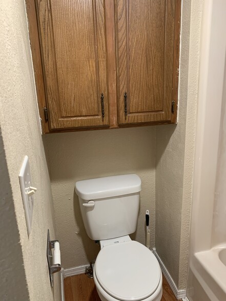 Upstairs Bathroom - 1435 Northglen St