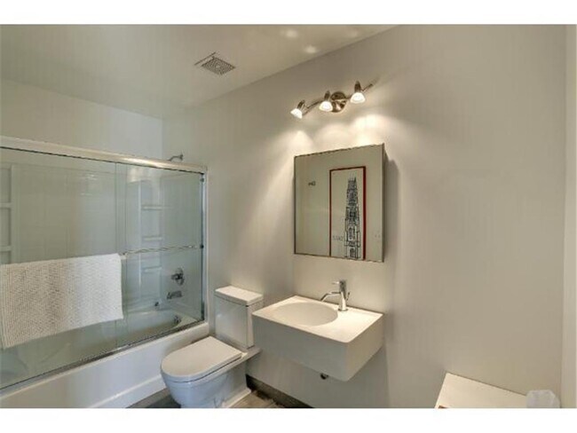 Building Photo - 700 N Washington Ave