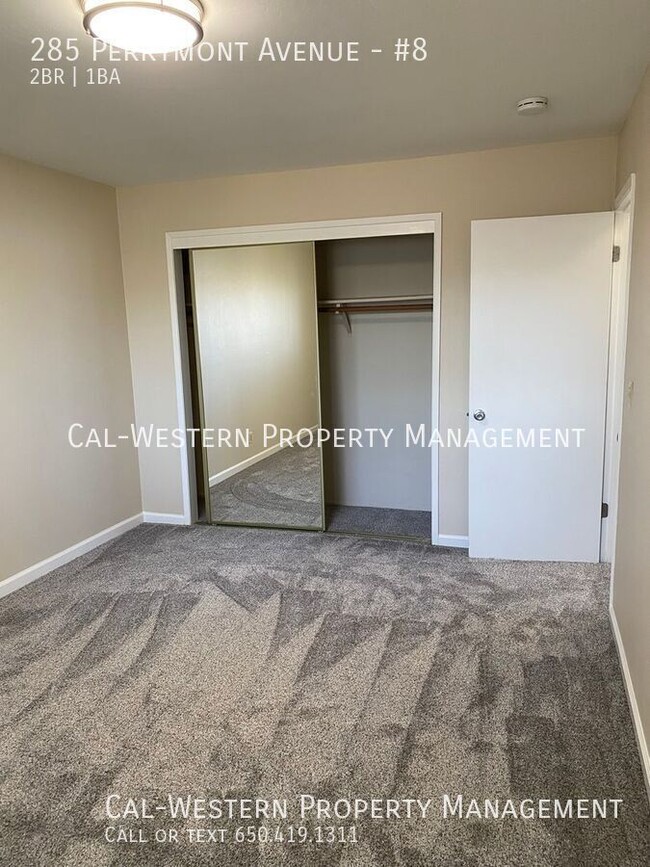 Building Photo - Nice updated 2 bed apartment on 2nd flr av...