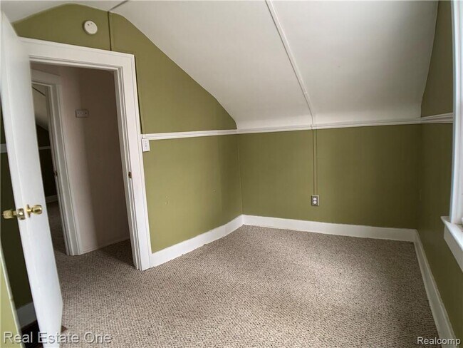 Building Photo - 3342 Buckingham Ave