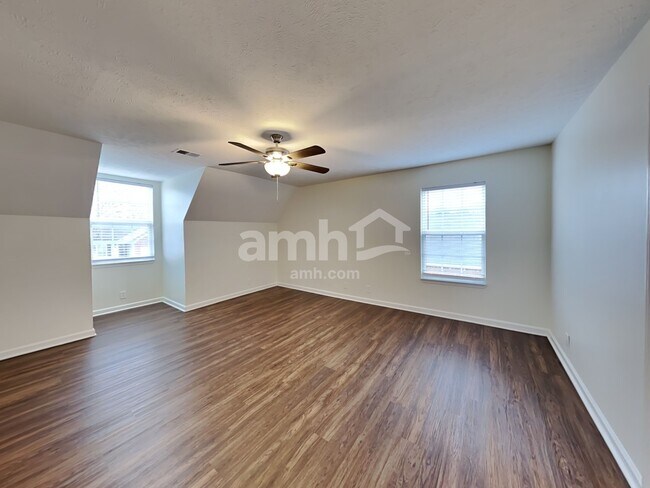 Building Photo - 1128 Eastwoods Dr