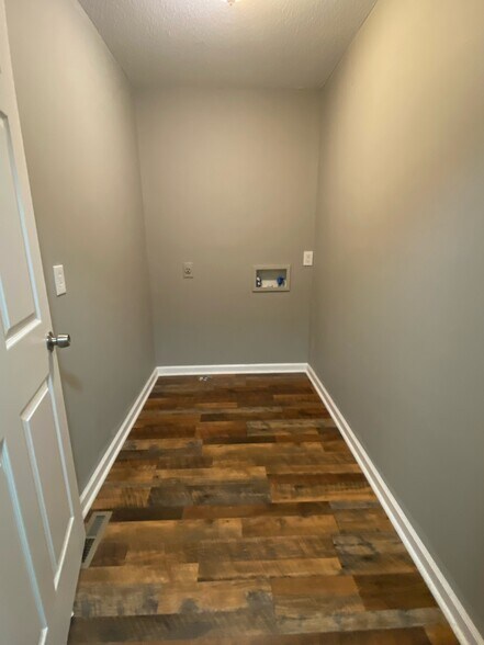 Building Photo - 106 Aldrin St