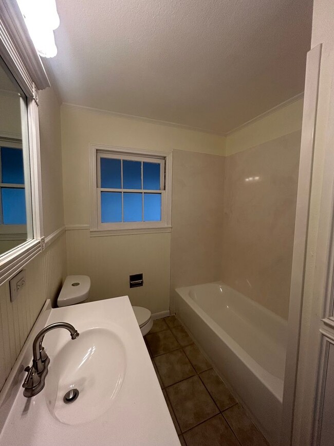 Building Photo - Cute McGregor 3 Bed