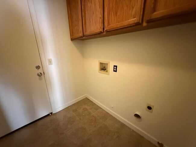 Building Photo - 2825 Airons Ct