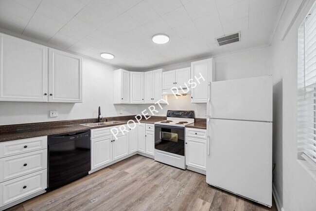 Building Photo - 424 Hedgewood Dr