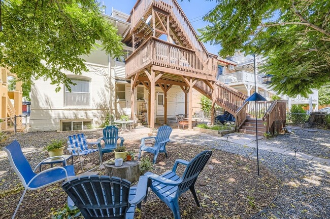Building Photo - Cozy Cap Hill Studio Unit in Beautiful Con...