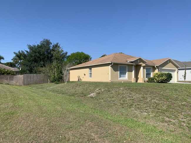 Building Photo - 269 SW Ridgecrest Dr