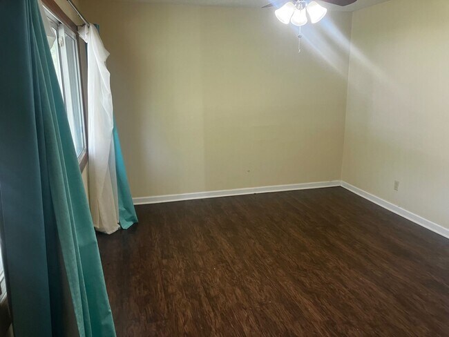 Building Photo - ** 3 Bedroom Ranch in Meadowdale **