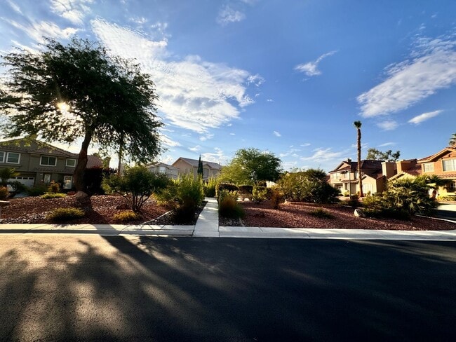 Building Photo - 2 Bed + Den Single Story Home in Guard Gated Painted Desert