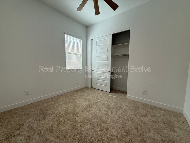 Building Photo - 8723 W Vista Ave