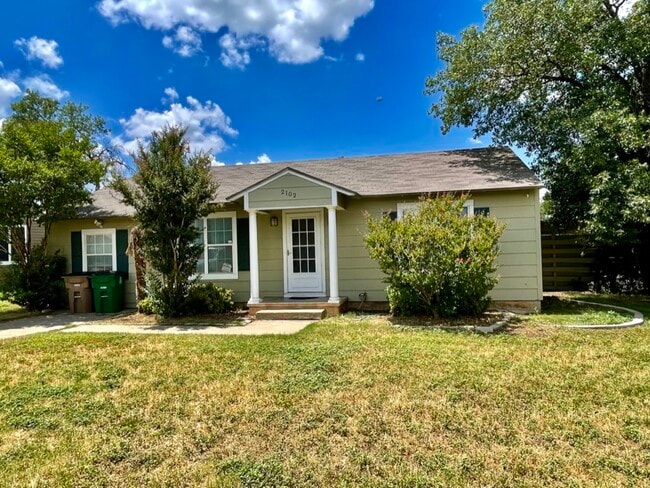 Building Photo - 2102 W Concho Ave