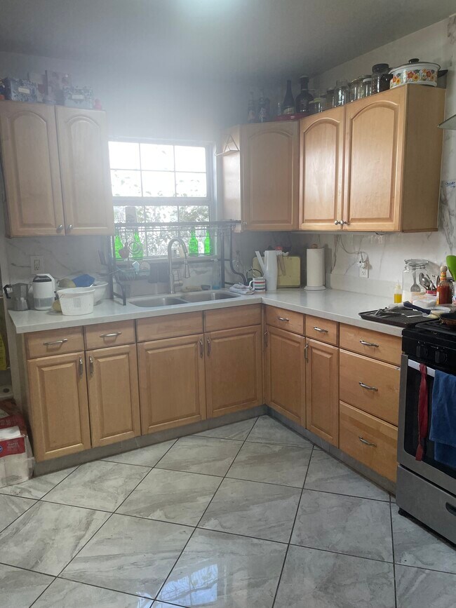 Shared kitchen - 6619 Willoughby Ave