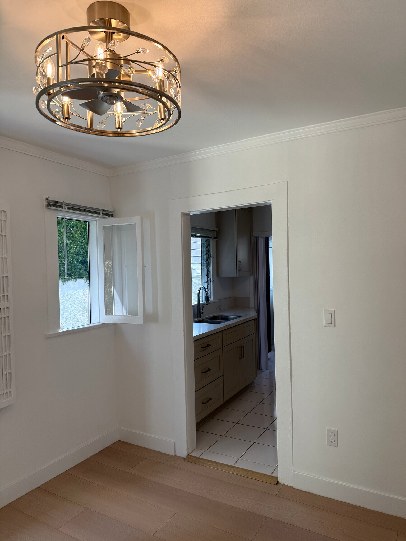 Building Photo - 8730 Rosewood Ave