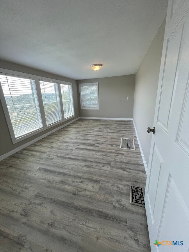 Building Photo - 744 Hill Top Dr