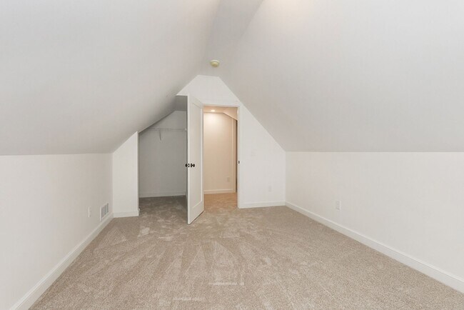 Building Photo - Four bedrooms/2.5 Baths Newly Remodeled Bay Village Home!