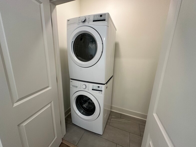 Building Photo - 402 Phillips Ave