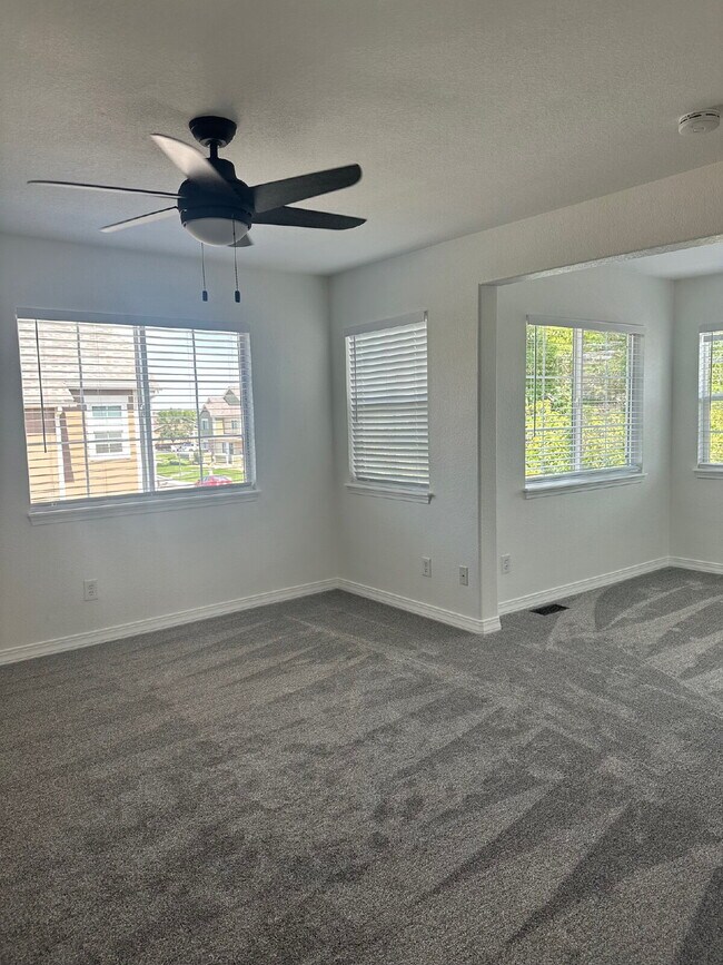 Building Photo - "Charming 2-Bed Townhouse Retreat with 2.5 Baths in Lochbuie – Spacious 1312 Sq. Ft. Living!"