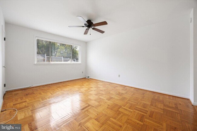 Building Photo - 348 Ripka St